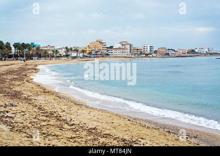 PALMA, MALLORCA, SPANIEN - 17. FEBRUAR 2018: Palma Nova Strand, Hotel und Berge an einem bewölkten Tag am 17. Februar im Palma, Mallorca, Balearen, Spanien 2018. Stockfoto