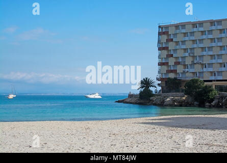 PALMA, MALLORCA, SPANIEN - 17. FEBRUAR 2018: Palma Nova Strand, Hotel und Berge an einem bewölkten Tag am 17. Februar im Palma, Mallorca, Balearen, Spanien 2018. Stockfoto