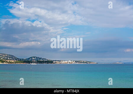 PALMA, MALLORCA, SPANIEN - 17. FEBRUAR 2018: Palma Nova Strand, Hotel und Berge an einem bewölkten Tag am 17. Februar im Palma, Mallorca, Balearen, Spanien 2018. Stockfoto