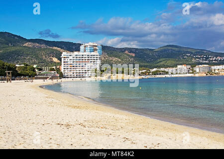 PALMA, MALLORCA, SPANIEN - 17. FEBRUAR 2018: Palma Nova Strand, Hotel und Berge an einem bewölkten Tag am 17. Februar im Palma, Mallorca, Balearen, Spanien 2018. Stockfoto