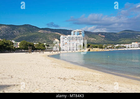 PALMA, MALLORCA, SPANIEN - 17. FEBRUAR 2018: Palma Nova Strand, Hotel und Berge an einem bewölkten Tag am 17. Februar im Palma, Mallorca, Balearen, Spanien 2018. Stockfoto