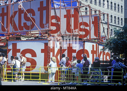 1988 historische TKTS RABATT THEATER TICKET BOOTH TIMES SQUARE in MIDTOWN MANHATTAN NEW YORK USA Stockfoto