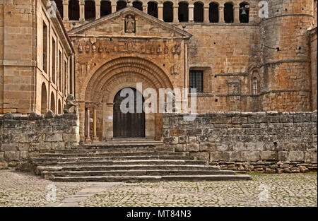 Stiftskirche Santa Juliana Eingang, Santillana del Mar, Spanien; Stockfoto