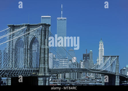 1988 historische BROOKLYN BRIDGE (© J&W ROEBLING 1876) Twin Towers (© MINORU YAMASAKI 1973) Downtown Skyline East River in Manhattan NEW YORK CITY USA Stockfoto