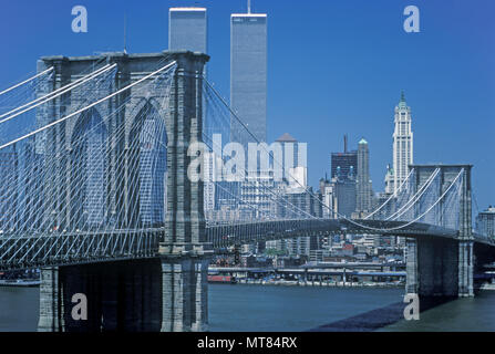 1988 historische BROOKLYN BRIDGE (© J&W ROEBLING 1876) Twin Towers (© MINORU YAMASAKI 1973) Downtown Skyline East River in Manhattan NEW YORK CITY USA Stockfoto