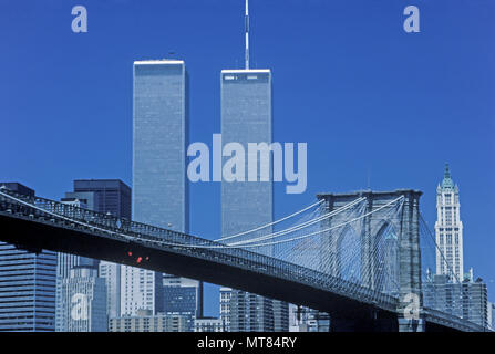 1988 historische BROOKLYN BRIDGE (© J&W ROEBLING 1876) Twin Towers (© MINORU YAMASAKI 1973) Downtown Skyline East River in Manhattan NEW YORK CITY USA Stockfoto