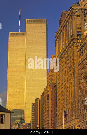 1988 historische Twin Towers (© MINORU YAMASAKI 1973) Downtown Manhattan Skyline Hudson River in New York City, USA Stockfoto