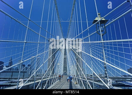 1988 historische BROOKLYN BRIDGE (© J&W ROEBLING 1876) Twin Towers (© MINORU YAMASAKI 1973) Downtown Skyline East River in Manhattan NEW YORK CITY USA Stockfoto