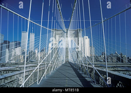 1988 historische BROOKLYN BRIDGE (© J&W ROEBLING 1876) Twin Towers (© MINORU YAMASAKI 1973) Downtown Skyline East River in Manhattan NEW YORK CITY USA Stockfoto