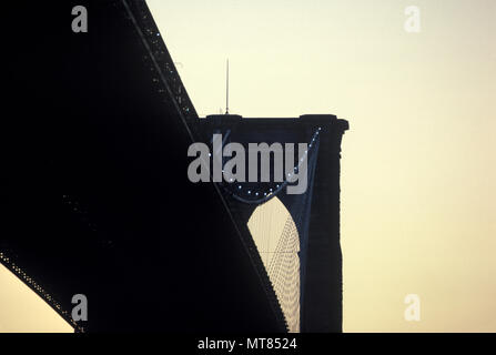 1988 historische BROOKLYN BRIDGE (© J&W ROEBLING 1876) East River in Manhattan NEW YORK CITY USA Stockfoto