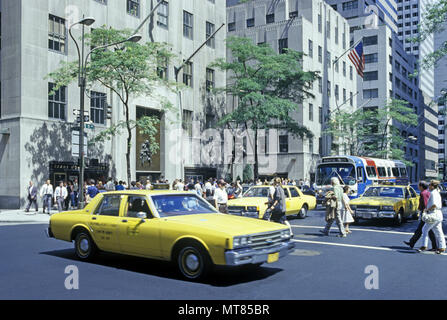 1988 HISTORISCHE GELBE CHEVROLET IMPALA TAXI (©GENERAL MOTORS CORP 1985) ROCKEFELLER CENTER (©RAYMOND HOOD 1929) FIFTH AVENUE MANHATTAN NEW YORK CITY USA Stockfoto