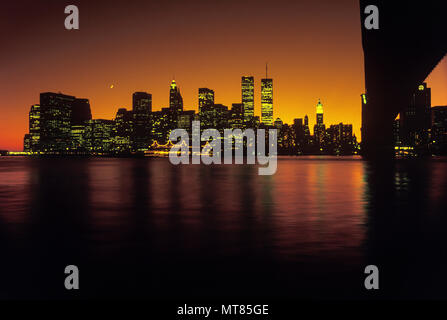 1988 historische BROOKLYN BRIDGE (© J&W ROEBLING 1876) Twin Towers (© MINORU YAMASAKI 1973) Downtown Skyline East River in Manhattan NEW YORK CITY USA Stockfoto