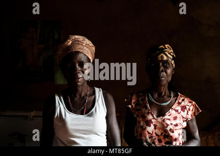 NDALATANDO/ANGOLA - 27 Jul 2017 - ausdrucksstarkes Portrait von afrikanischen Mutter und Tochter. Stockfoto