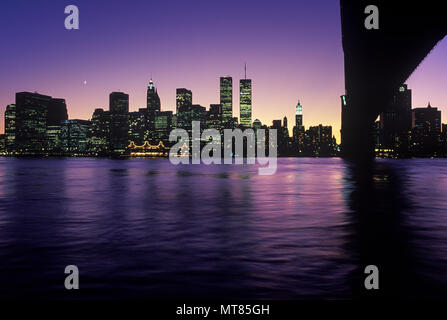 1988 historische BROOKLYN BRIDGE (© J&W ROEBLING 1876) Twin Towers (© MINORU YAMASAKI 1973) Downtown Skyline East River in Manhattan NEW YORK CITY USA Stockfoto