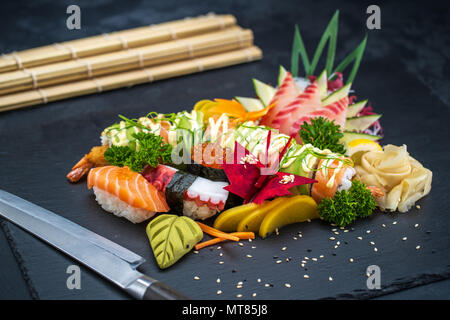 Verschiedene Arten von Sushi essen Stockfoto