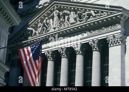 1988 HISTORISCHE INTEGRITÄT SCHUTZ DER WERKE DER MENSCHLICHEN PEDIMENT („GEORGE QUINCY ADAMS STATION 1903“) NEW YORKER BÖRSENGEBÄUDE DOWNTOWN MANHATTAN NEW YORK CITY USA Stockfoto