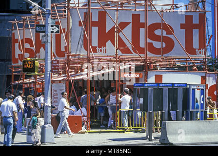 1988 historische TKTS RABATT THEATER TICKET KIOSK TIMES SQUARE in MIDTOWN MANHATTAN, NEW YORK CITY, USA Stockfoto