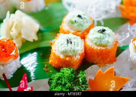 Viel sushi Rollen mit unterschiedlichen Füllungen. Aufnahme von gekochtem klassische japanische Lebensmittel auf Eis serviert. Hintergrundbild Stockfoto