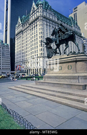 1988 HISTORISCHES PLAZA HOTEL (©HENRY J HARDENBERGH 1907) SHERMAN MONUMENT FIFTH AVENUE MIDTOWN MANHATTAN NEW YORK CITY USA Stockfoto