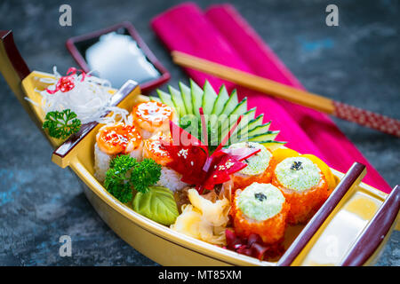 Verschiedene Arten von Sushi essen Stockfoto