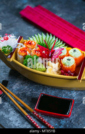 Verschiedene Arten von Sushi essen Stockfoto