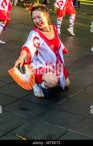 Japanische Tänzerinnen yosakoi Tanz um Kyoto Bahnhof Japan Stockfoto