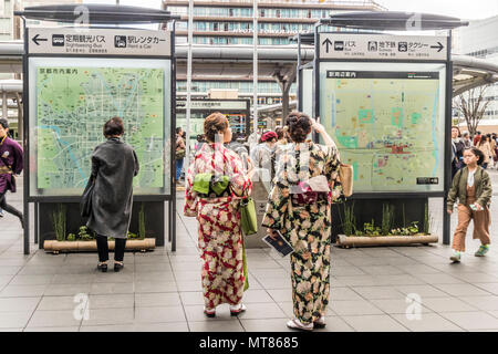 Meine Damen auf den Straßen von Kyoto Japan in der traditionellen japanischen Kimono Stockfoto