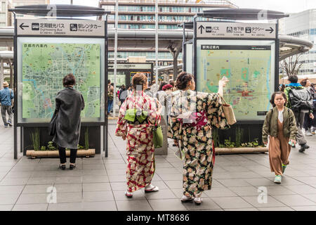 Meine Damen auf den Straßen von Kyoto Japan in der traditionellen japanischen Kimono Stockfoto