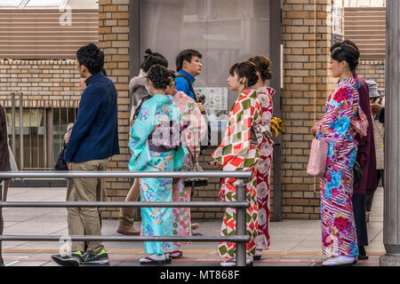 Meine Damen auf den Straßen von Kyoto Japan in der traditionellen japanischen Kimono Stockfoto