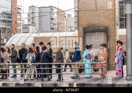 Meine Damen auf den Straßen von Kyoto Japan in der traditionellen japanischen Kimono Stockfoto