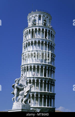 1988 historischen Statuen Schiefer Turm von Pisa Pisa Italien Stockfoto