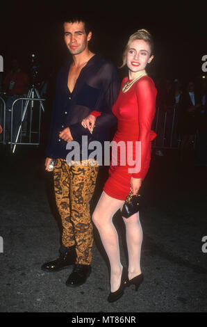 HOLLYWOOD, CA - 6. Mai: (L-R) Schauspieler Billy Zane und Frau Schauspielerin Lisa Collins an der 'Madonna: Wahrheit oder Wagen "Hollywood Premiere am 6. Mai 1991 Pacific Cinerama Dome in Hollywood, Kalifornien. Foto von Barry King/Alamy Stock Foto Stockfoto