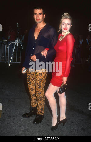 HOLLYWOOD, CA - 6. Mai: (L-R) Schauspieler Billy Zane und Frau Schauspielerin Lisa Collins an der 'Madonna: Wahrheit oder Wagen "Hollywood Premiere am 6. Mai 1991 Pacific Cinerama Dome in Hollywood, Kalifornien. Foto von Barry King/Alamy Stock Foto Stockfoto