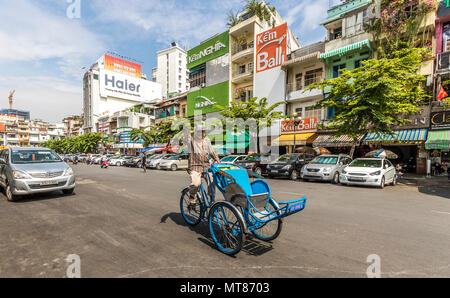 Zyklus rikschas oder tuk tuks, die auf der Straße leben Ho Chi Minh (Saigon), Vietnam Stockfoto