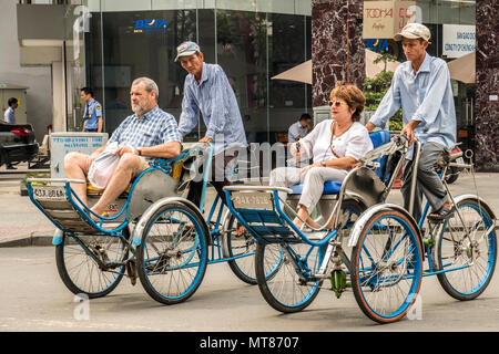 Zyklus rikschas oder tuk tuks, die auf der Straße leben Ho Chi Minh (Saigon), Vietnam Stockfoto