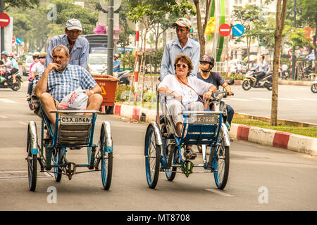 Zyklus rikschas oder tuk tuks, die auf der Straße leben Ho Chi Minh (Saigon), Vietnam Stockfoto