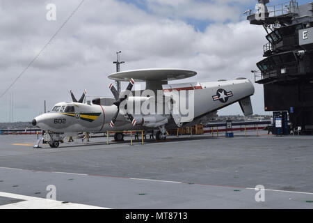 E-2 Hawkeye, Frühwarnung Propellerflugzeuge, auf dem Flugdeck der USS Midway Museum, Flugzeugträger, San Diego, Kalifornien Stockfoto
