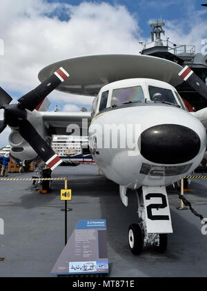 E-2 Hawkeye, Frühwarnung Propellerflugzeuge, auf dem Flugdeck der USS Midway Museum, Flugzeugträger, San Diego, Kalifornien Stockfoto