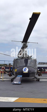 Huey gunship Hubschrauber auf Flight Deck der USS Midway Museum, Flugzeugträger, San Diego, Kalifornien Stockfoto