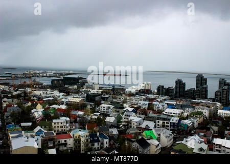 Die großartige Stadt Reykjavik Island an einem regnerischen Bewölkter Tag Stockfoto