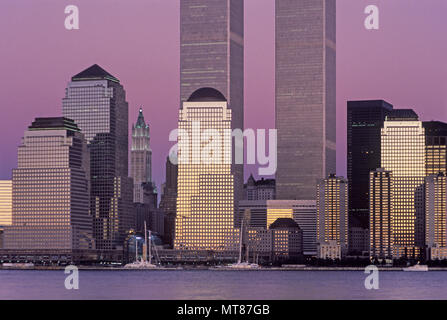 1988 historische Twin Towers (© MINORU YAMASAKI 1973) DOWNTOWN SKYLINE HUDSON RIVER MANHATTAN NEW YORK CITY USA Stockfoto