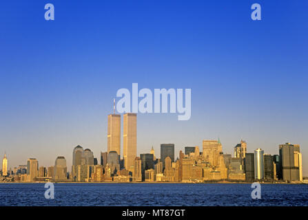 1988 historische Twin Towers (© MINORU YAMASAKI 1973) DOWNTOWN SKYLINE HUDSON RIVER MANHATTAN NEW YORK CITY USA Stockfoto