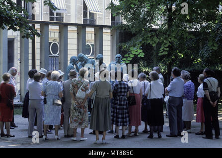 1990 historische GRUPPE VON MENSCHEN RODIN MUSEUM PARIS FRANKREICH Stockfoto