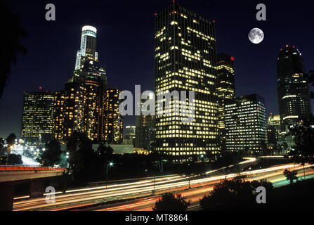 1990 historische Downtown Skyline mit Route 110 LOS ANGELES, Kalifornien, USA Stockfoto