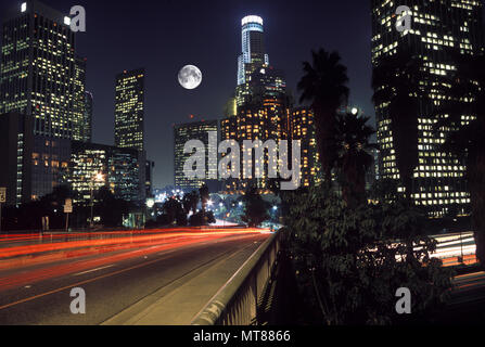 1990 historische Downtown Skyline mit Route 110 LOS ANGELES, Kalifornien, USA Stockfoto