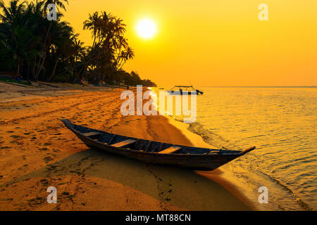 Sonnenuntergang am Strand von Bang Por auf Koh Samui in Thailand. Stockfoto