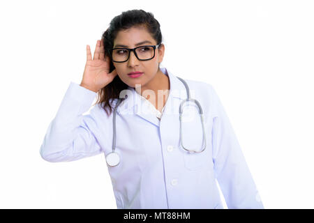 Studio shot der jungen schönen persischen Frau Doktor hören ein Stockfoto