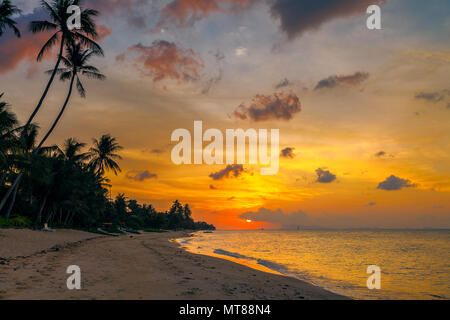 Sonnenuntergang am Strand von Bang Por auf Koh Samui in Thailand. Stockfoto