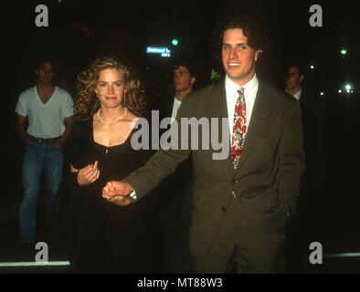 LOS ANGELES, Ca - 23. Mai: (L-R) Schauspielerin Elisabeth Shue, Schauspieler Andrew Shue und Regisseur Davis Guggenheim Der oapdish" Westwood Premiere am 23. Mai 1991 teilnehmen bei Mann National Theatre in Los Angeles, Kalifornien. Foto von Barry King/Alamy Stock Foto Stockfoto