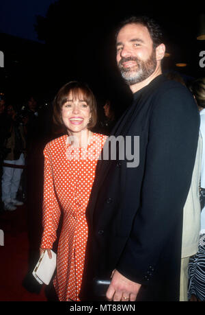 LOS ANGELES, Ca - 23. Mai: (L-R) Schauspielerin Sally Field und Ehemann Produzent Alan Greisman der oapdish" Westwood Premiere am 23. Mai 1991 teilnehmen bei Mann National Theatre in Los Angeles, Kalifornien. Foto von Barry King/Alamy Stock Foto Stockfoto